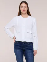 Camperita blanca de tela liviana con cuello redondo, cierre frontal de botones, bolsillos frontales con solapa y manga larga.