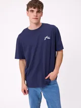 Remera de manga corta color blanco, con cuello redondo y logo de la marca Rusty estampado en pequeño en el pecho. Presenta un corte regular fit.