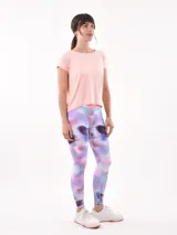 Remera deportiva color salmón, de manga corta y cuello bote.