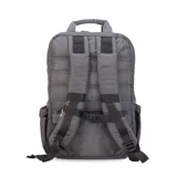 Mochila capitoneada color gris oscuro, con asa superior y correas regulables. Cuenta con doble cierre principal, bolsillo frontal con apertura vertical y bolsillo trasero pequeño. Incluye espacio para laptop de 15 pulgadas y correas ocultables.