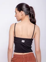 Top negro sin mangas con breteles finos y cut out en el escote.