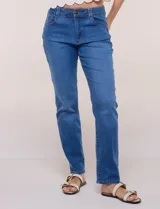 Jean recto de tiro alto de la marca Ruby Rd, confeccionado en denim azul. Presenta diseño de cinco bolsillos, cierre frontal con botón y cremallera, y pretina con pasadores para cinturón.