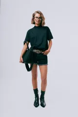 Camiseta básica de algodón orgánico color negro, con cuello alto y mangas cortas.