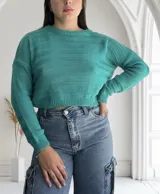 Sweater tejido de punto color verde agua, con cuello redondo y mangas largas.