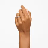 Anillo plateado con piedras aguamarina claro engastadas en todo el contorno.