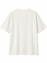 Remera de manga corta color gris con cuello redondo y estampado tipográfico negro en el pecho de la marca Grego.