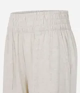 Pantalón pantacourt color crudo, de sarga con efecto lino, con cintura elástica y bolsillos delanteros.