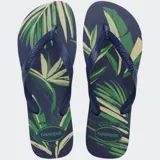 Ojotas Havaianas modelo Aloha con estampado de hojas de palmera en tonos verdes y beige sobre fondo azul marino.