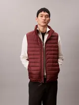 Chaleco acolchado tipo puffer Calvin Klein, con cuello alto y cierre frontal con cremallera. Diseño sin mangas confeccionado en nailon reprocesado.