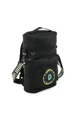 Mochila cilíndrica negra, tipo matera, con múltiples bolsillos frontales con cierre. Presenta un logo circular grande en verde neón con una 'D' estilizada y un globo terráqueo. Las correas son negras con texto en verde neón.