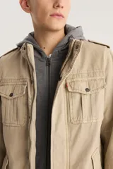 Campera color beige con capucha gris, cierre frontal con cremallera y botones a presión, cuatro bolsillos frontales con solapa y charreteras en los hombros.