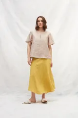 Top color beige de lino, con escote en V y mangas cortas amplias.
