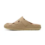 Zueco casual Korium Confort Suria de color beige, con diseño cerrado en el empeine, aberturas laterales, costuras visibles a contratono y tira con ajuste de velcro.