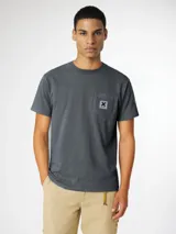 Camiseta gris de manga corta con efecto lavado, cuello redondo y un bolsillo en el pecho con detalle de parche estampado.