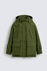 Parka técnica color verde militar de corte relaxed fit con cuello subido y capucha desmontable. Cuenta con bolsillos con solapa en el pecho y en la cadera, cintura ajustable con cordón y cierre frontal de cremallera oculta por solapa con botones a presión. Incluye un chaleco interior desmontable acolchado.
