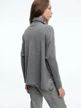 Sweater de tejido de punto con cuello polera, silueta boxy holgada y mangas ajustadas.