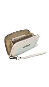 Billetera mediana con cierre perimetral, confeccionada en cuero sintético rosa y detalle central de tejido tipo telar con rayas verticales en amarillo, rosa y negro. Incluye correa de mano desmontable y placa metálica con logo de la marca.