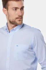 Camisa sport de hombre con diseño de rayas finas, cuello con botones y bolsillo frontal en el pecho.