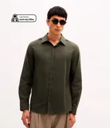 Camisa de manga larga con cuello inglés y cierre frontal de botones, confeccionada en tricolina de algodón color beige.