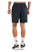 Short deportivo Under Armour modelo Launch de 7 pulgadas, color negro. Confeccionado en tejido ligero y duradero con paneles de malla para ventilación, cuenta con forro interior, cintura elástica con cordón y bolsillos laterales.