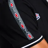 Remera negra de hombre marca Umbro, con cuello redondo y mangas cortas con ribete blanco. Logo de Umbro bordado en el pecho y cinta con logos repetidos en los hombros.