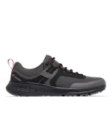 Championes de senderismo Columbia modelo Konos Low, color gris con detalles en negro y toques de rojo. Confeccionados con malla resistente al agua y sobrecapas sintéticas para mayor soporte, cuentan con tecnología Omni-Max y suela de caucho de alta tracción.