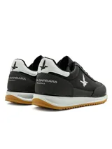 Championes deportivos Santa Barbara modelo Roam, de color blanco con detalles en gris claro y suela de goma marrón. Presentan el logotipo de la marca con la silueta de un ave en color negro en el lateral y cordones grises.