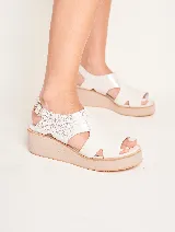 Sandalias de cuero color blanco con plataforma de 2 cm y taco de 5 cm.