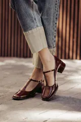 Zapatos de charol color bordó, con diseño tipo T-bar, punta cuadrada y tacón bajo de 4 cm.