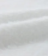 Suéter color beige de punto con textura de pelitos, cuello alto y mangas largas.