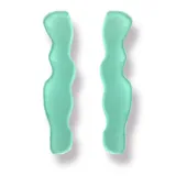 Par de aros colgantes de acrílico celeste con forma ondulada.