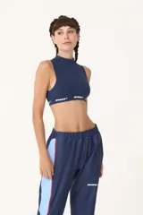 Top deportivo azul con cuello alto y logo retro BASSET 2001 estampado.