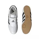 Zapatillas Adidas para taekwondo, color blanco con las tres tiras clásicas en negro y suela color caramelo.
