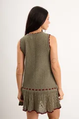 Vestido corto de punto color bordó con detalles en celeste claro en el cuello, sisas y el ruedo, sin mangas y con diseño evasé.