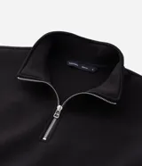 Buzo masculino de cuello alto con cierre frontal parcial, manga larga y puños ajustados. Confeccionado en tejido técnico de tacto suave.