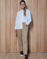 Pantalón de jean de corte recto y tiro medio, en color gris oscuro con efecto lavado. Presenta cierre frontal con botón y bolsillos laterales y traseros.