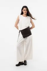 Pantalón blanco de pierna amplia y corte relajado, con cintura elastizada y lazo regulable.