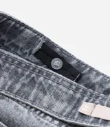 Pantalón de jean modelo wide leg color gris, con cintura tradicional, bolsillos funcionales y detalle de aplicaciones de brillos en la parte superior.