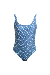 Traje de baño enterizo azul con estampado de ondas blancas, escote redondo, breteles anchos y espalda baja.