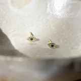 Par de aros pequeños con forma de ojo, de plata 925 con baño de oro de 18k y circonitas blancas y azul.
