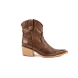 Bota estilo texana de cuero color marrón chocolate, con costuras decorativas en el empeine y caña, y taco cuadrado de madera de 5 cm.