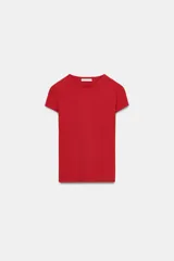 Camiseta entallada de manga corta, color rojo, con cuello redondo y diseño liso.
