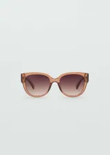 Gafas de sol de diseño redondo con montura de pasta en color marrón translúcido y lentes degradadas con protección UV.