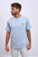 Remera blanca de algodón con cuello redondo y logo bordado pequeño en el pecho.