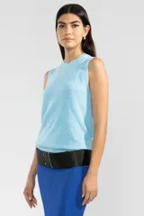 Musculosa celeste de tejido texturizado con detalle de logo en cobre.