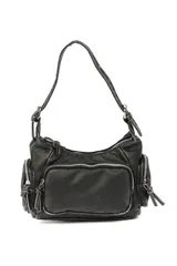 Cartera tipo hobo color verde militar, con correa ajustable, cierre principal y múltiples bolsillos exteriores con cierre. Incluye detalles de tiradores con flecos en los cierres.