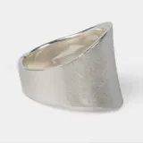 Anillo de plata 925 con diseño de banda ancha y acabado texturizado mate.