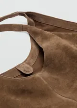 Bolso tipo hobo grande de serraje, color marrón, con dos asas de hombro, forro interior, bolsillo interno y cierre de botón magnético.