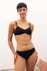 Vedetina de corte clásico color negro, con tiro medio y cobertura completa en la parte trasera.