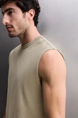 Musculosa de hombre Zara Athleticz modelo relaxed fit, color beige, confeccionada en tejido compacto de algodón con cuello redondo y mangas sisa.